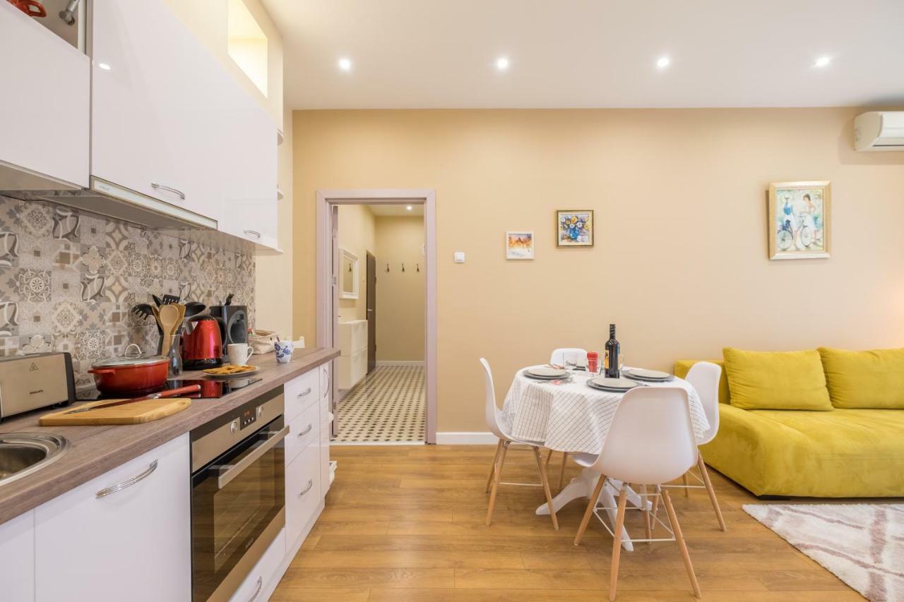 Modern 2 Bedroom Apartment Next To Vitosha Str. Szófia Kültér fotó
