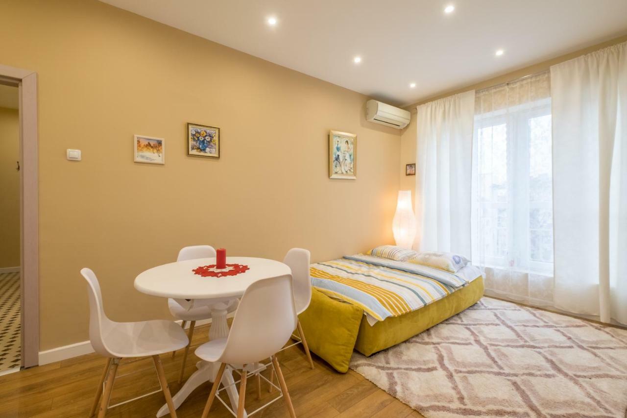 Modern 2 Bedroom Apartment Next To Vitosha Str. Szófia Kültér fotó