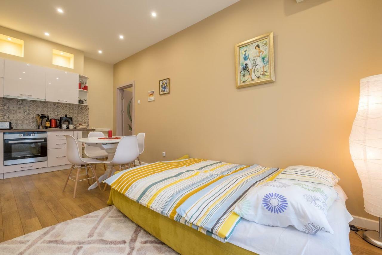 Modern 2 Bedroom Apartment Next To Vitosha Str. Szófia Kültér fotó