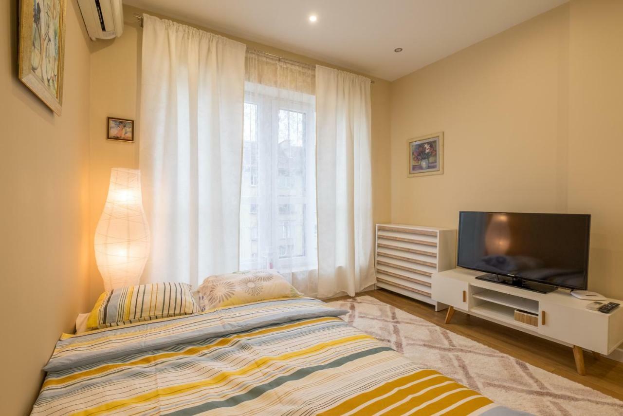 Modern 2 Bedroom Apartment Next To Vitosha Str. Szófia Kültér fotó