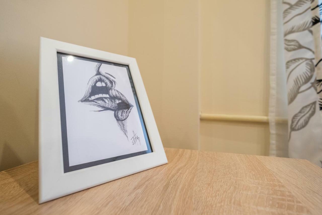 Modern 2 Bedroom Apartment Next To Vitosha Str. Szófia Kültér fotó