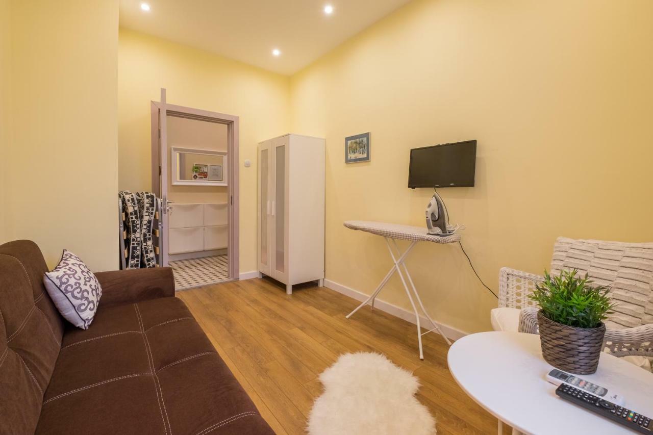 Modern 2 Bedroom Apartment Next To Vitosha Str. Szófia Kültér fotó