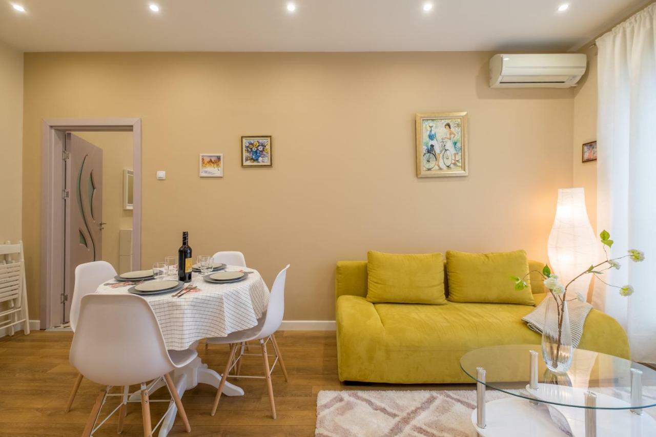 Modern 2 Bedroom Apartment Next To Vitosha Str. Szófia Kültér fotó