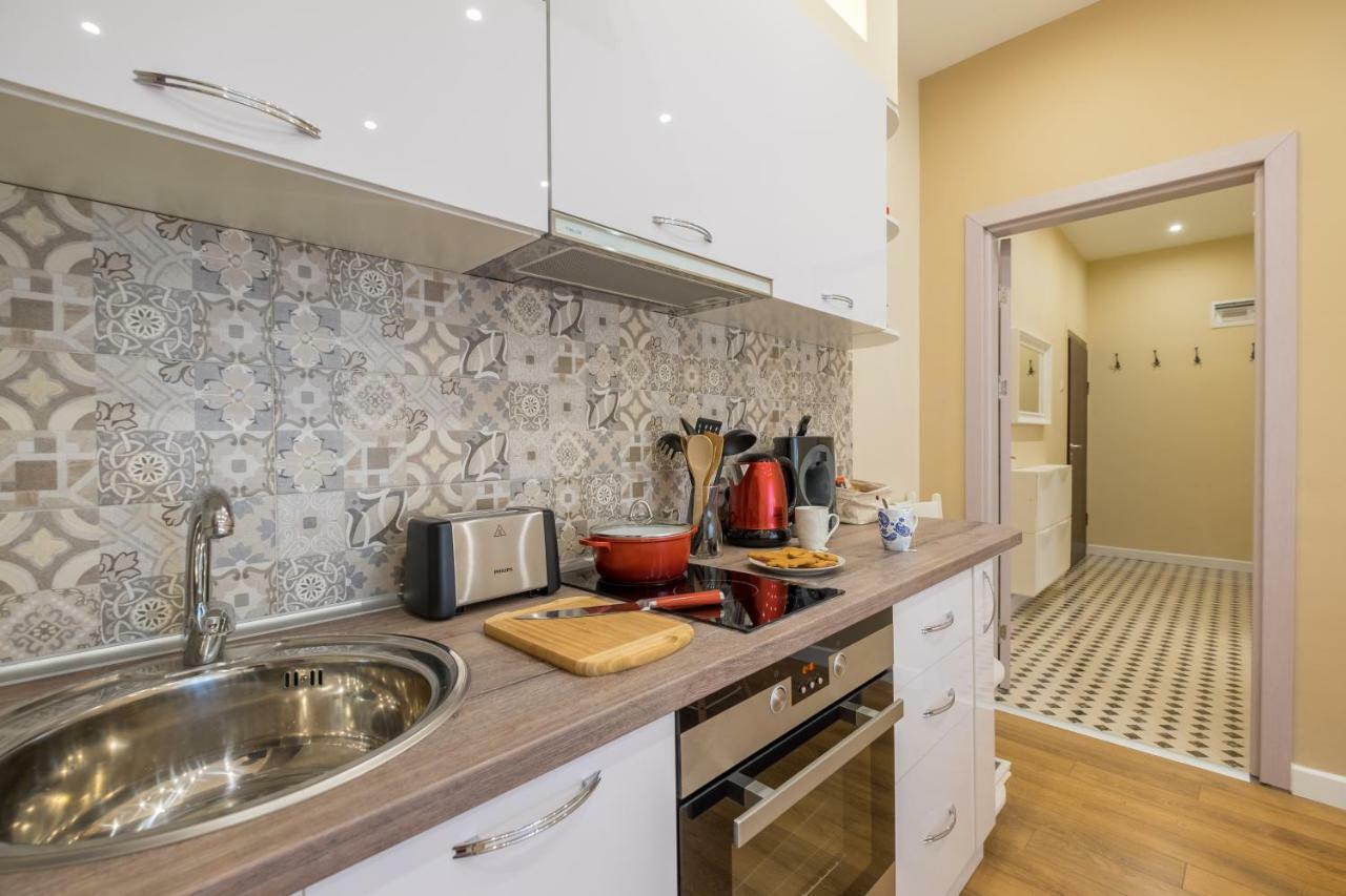 Modern 2 Bedroom Apartment Next To Vitosha Str. Szófia Kültér fotó