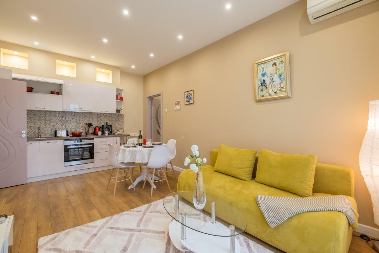Modern 2 Bedroom Apartment Next To Vitosha Str. Szófia Kültér fotó